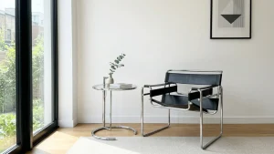 Moderni minimalistinen olohuone Bauhaus-tyylisillä teräsputkihuonekaluilla.