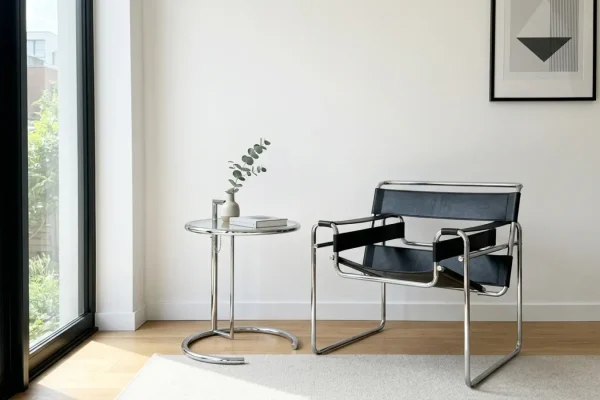 Moderni minimalistinen olohuone Bauhaus-tyylisillä teräsputkihuonekaluilla.