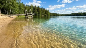 Suomalainen uimaranta aurinkoisena päivänä toukokuussa 2026.