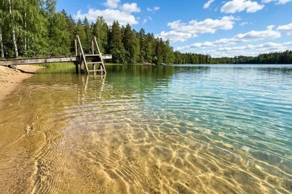 Suomalainen uimaranta aurinkoisena päivänä toukokuussa 2026.