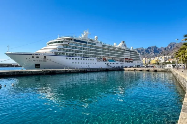 Risteilyalus Teneriffan satamassa terveysviranomaisten valvonnassa.